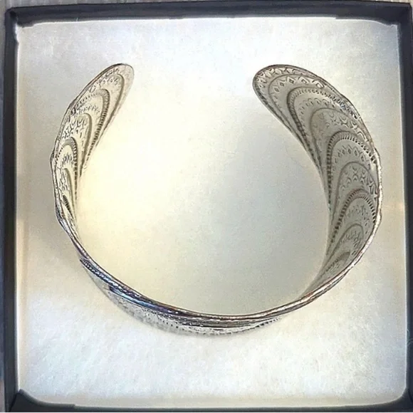 Bracelet-Cuff Style -EUC - Picture 4 of 4